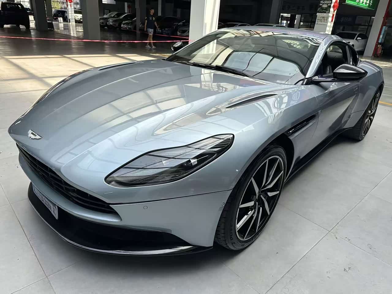 DB11 2019 4.0T V8 Coupe
