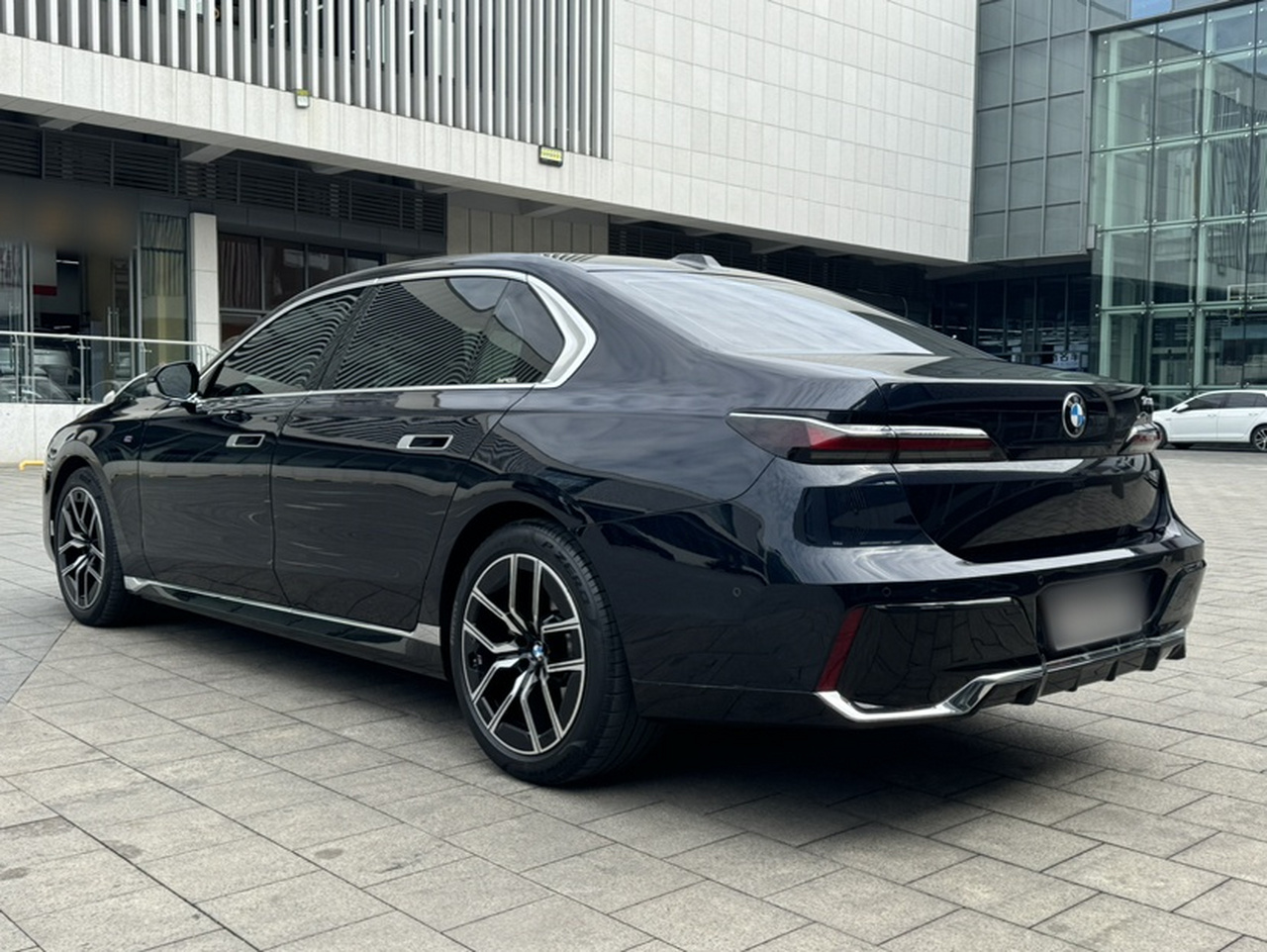 7 Series 2023 735Li M Sport Package photo 3