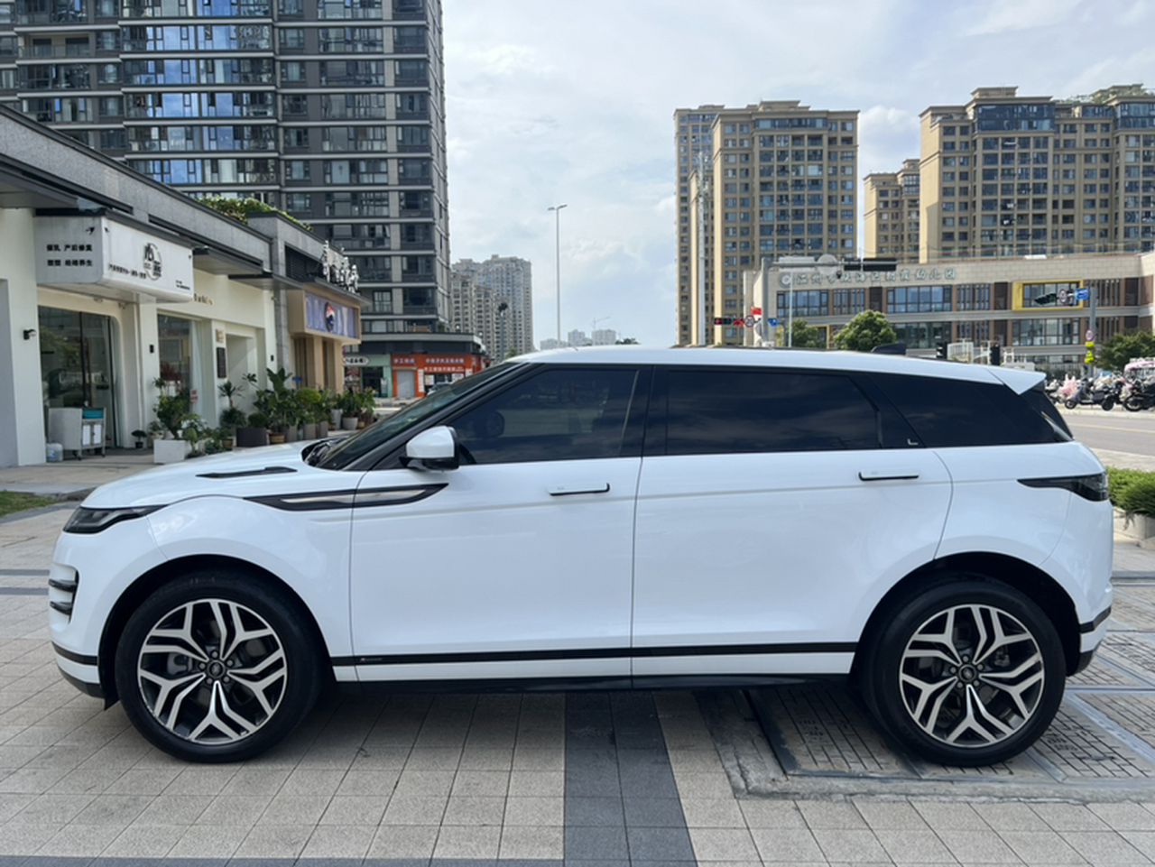 Range Rover Evoque 2021 Evoque L 249PS R-Dynamic First edition Launch Edition photo 3