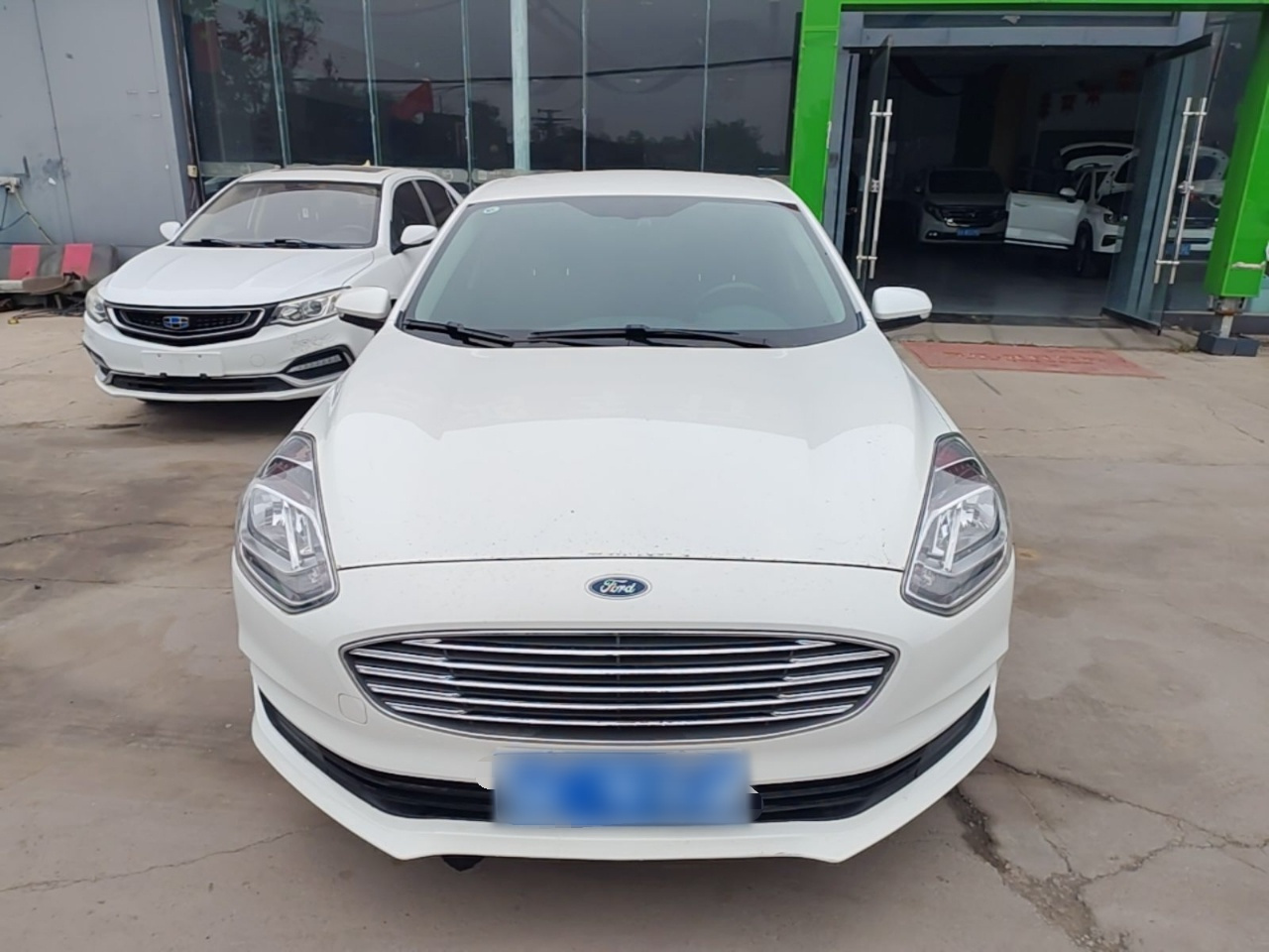 Escort 2019 1.5L MT photo 2