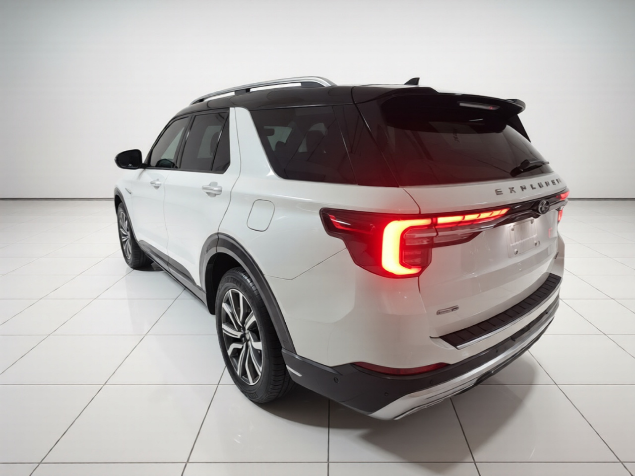 Explorer 2023 EcoBoost 285 AWD Titanium 7-Seater photo 4