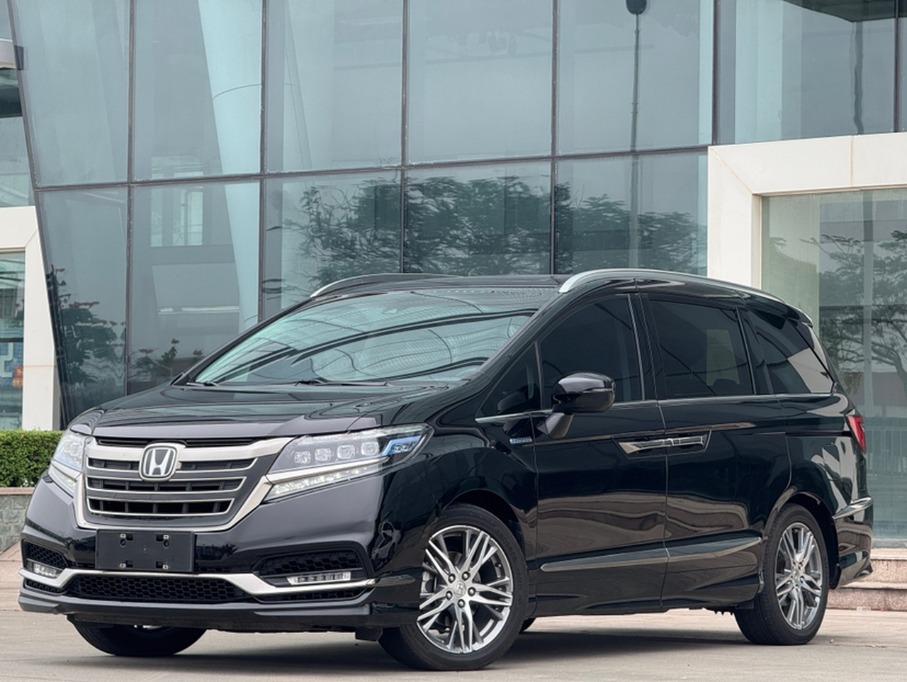 Elysion 2019 2.0L Hybrid Luxury