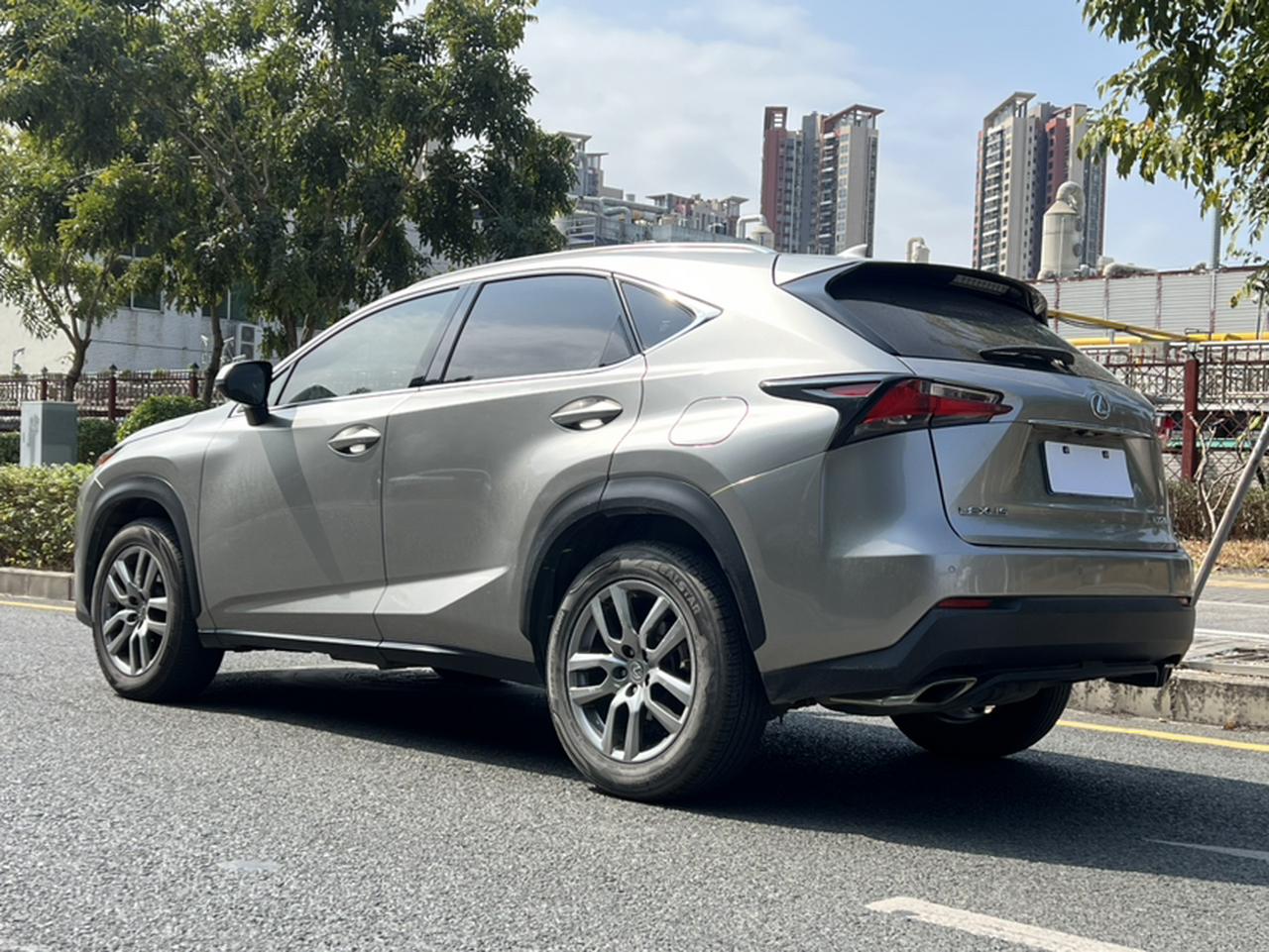 NX 2015 200t photo 4
