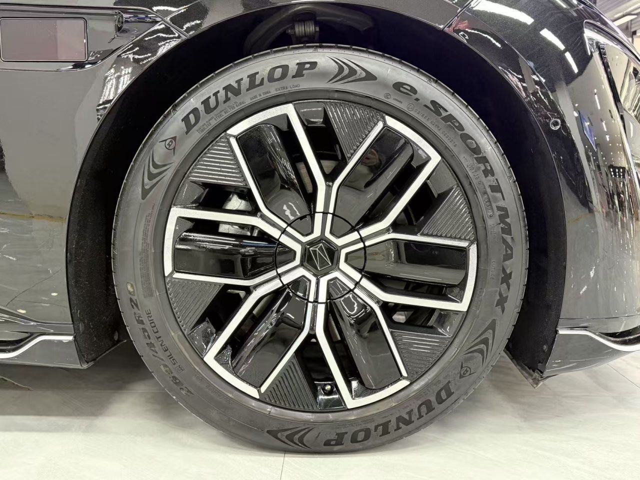 12 2024 700 RWD Smart photo 5