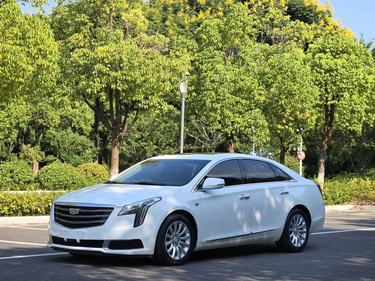 XTS 2018 28T Tech photo 3