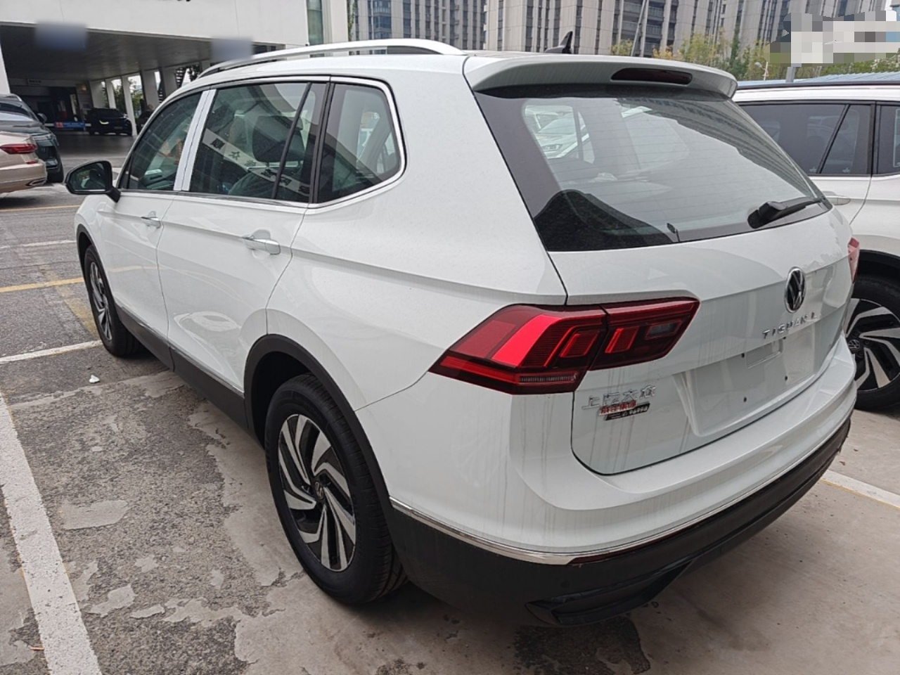 Tiguan L 2025 300TSI AT RWD photo 4