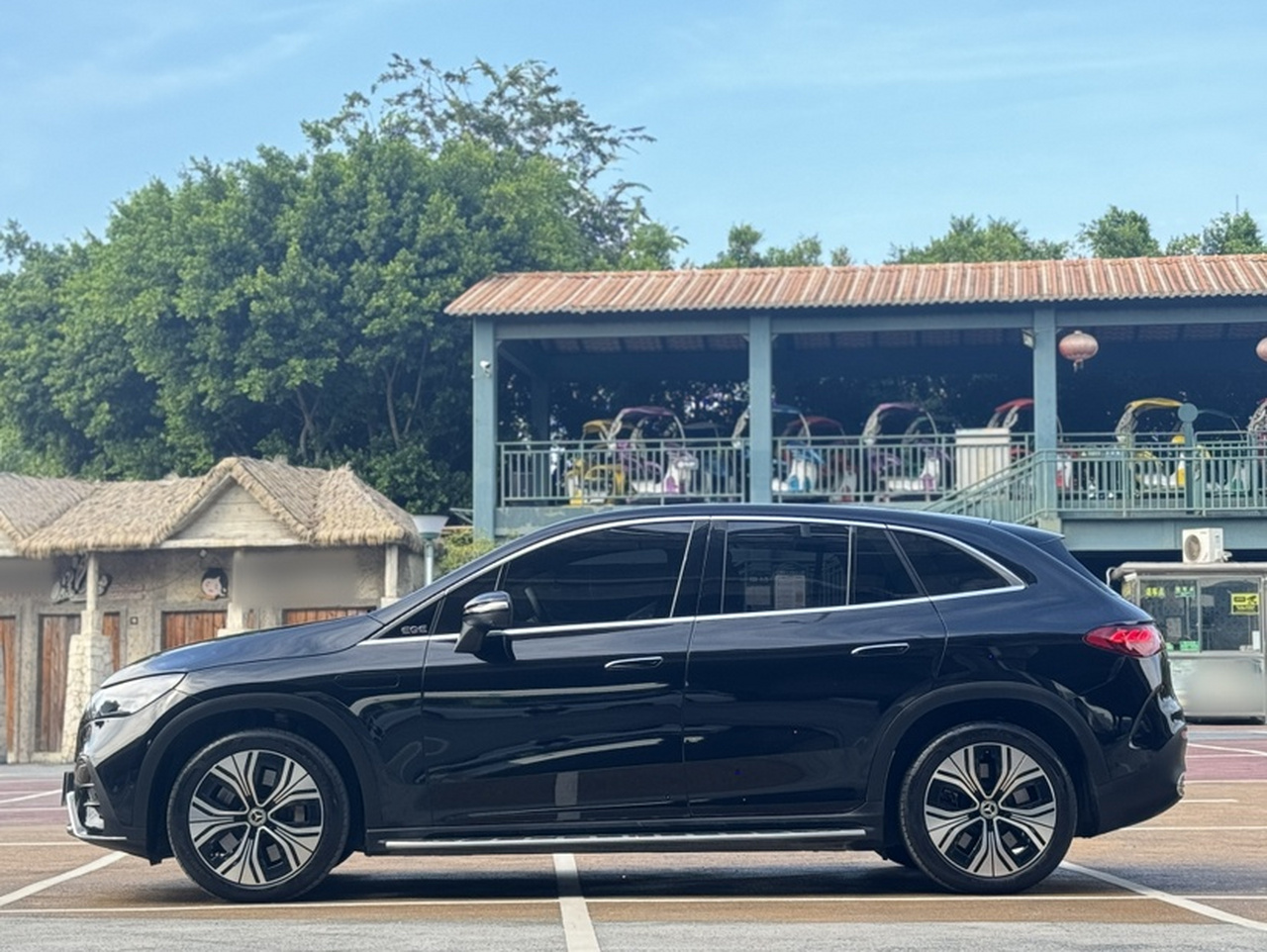 EQE SUV 2023 350 4MATIC Luxury photo 2