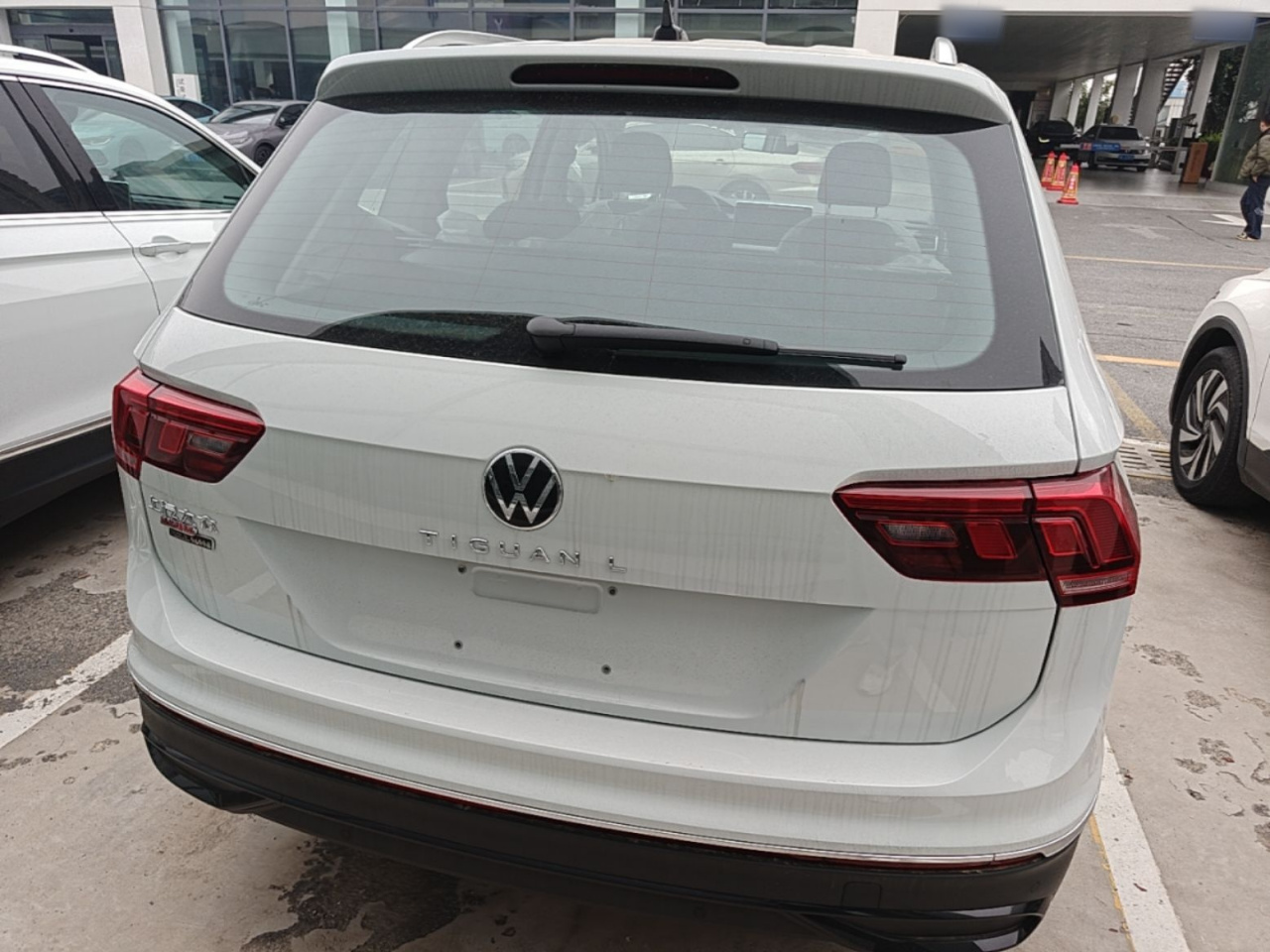 Tiguan L 2025 300TSI AT RWD photo 5