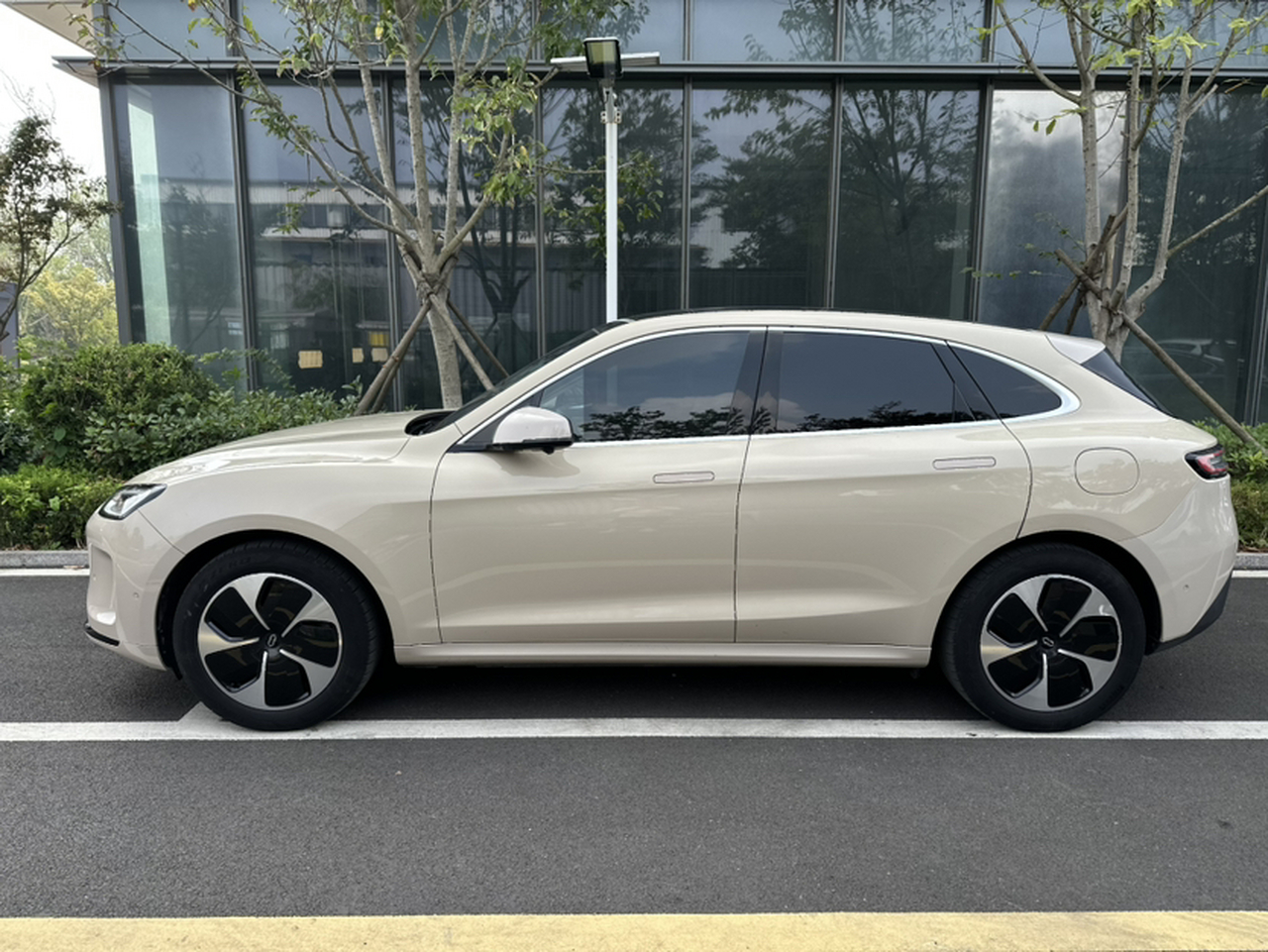 HIMA AITO M5 2022 EV RWD Standard photo 3