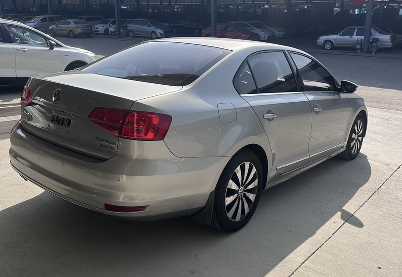 Sagitar 2015 230TSI AT Luxury photo 4