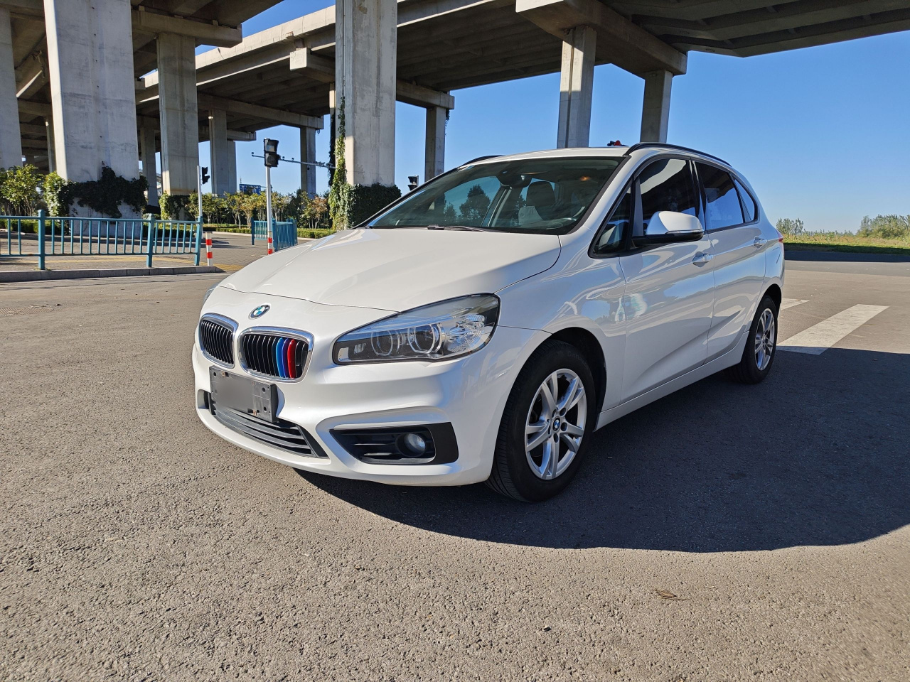 2 Series Wagon 2016 218i Leading