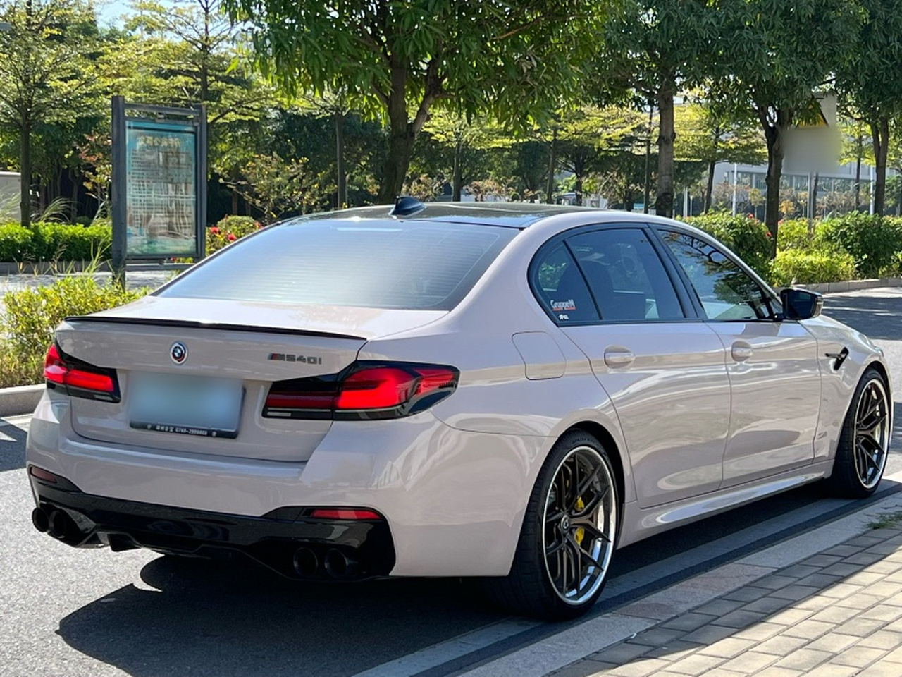 5 Series 2021 530Li Leading M Sport Package photo 3