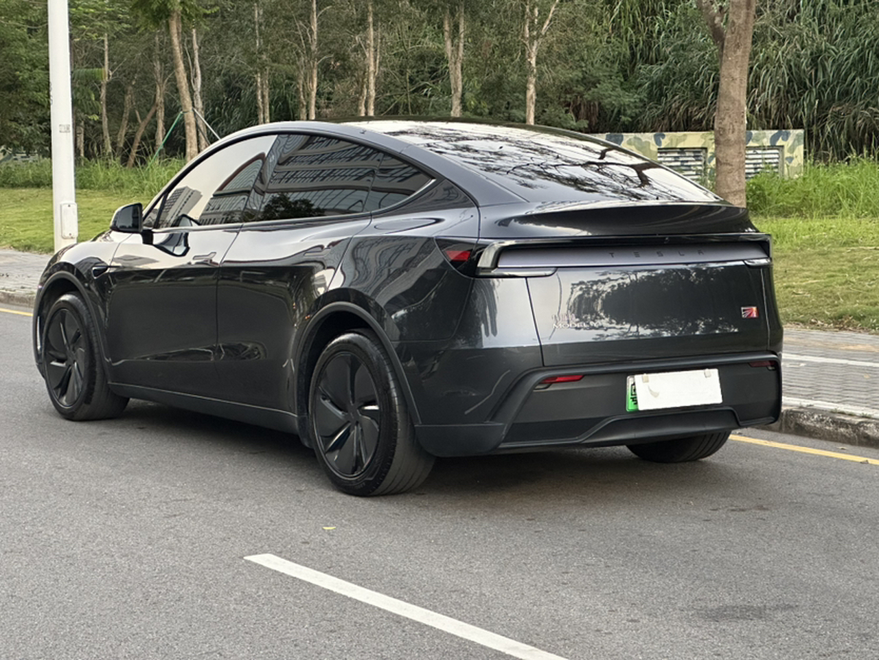 Model Y 2025 RWD Launch Edition photo 5