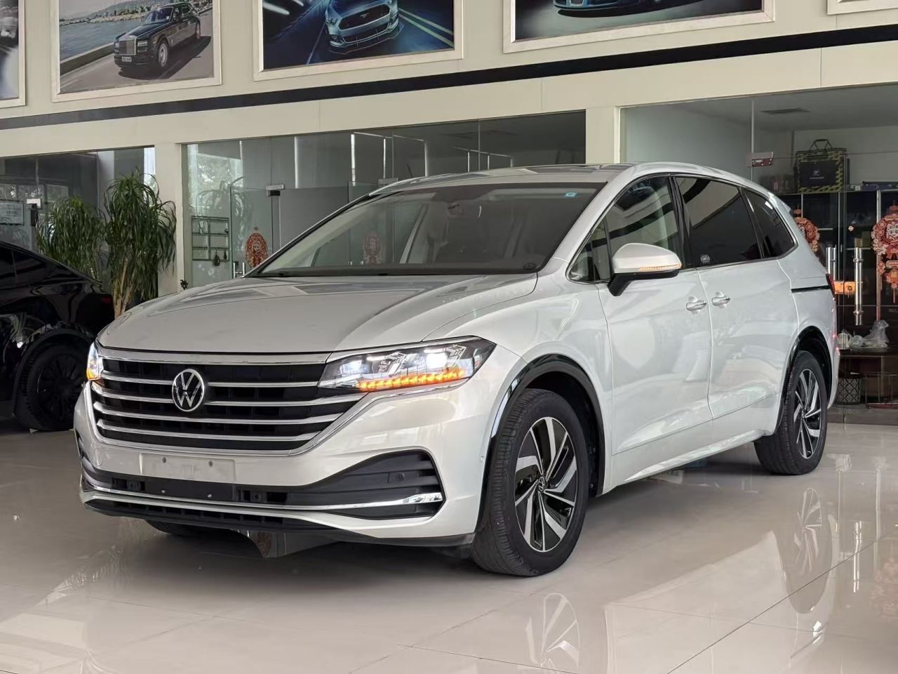 Viloran 2020 330TSI Luxury