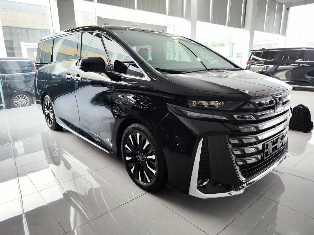 2024 Crown Hybrid 2.5L Supreme Executive photo 5