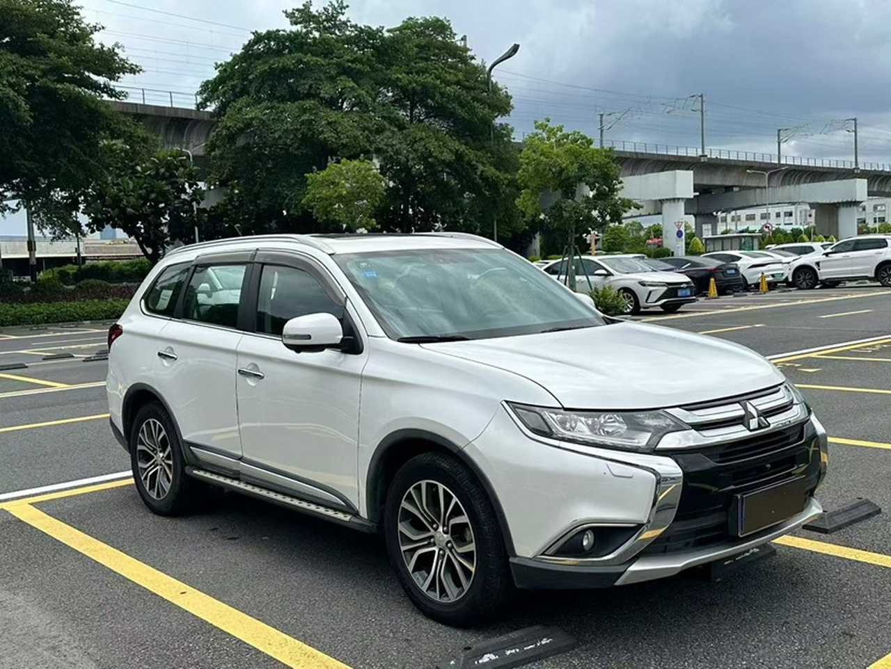 Outlander 2016 2.4L AWD Elite 5-Seater photo 3