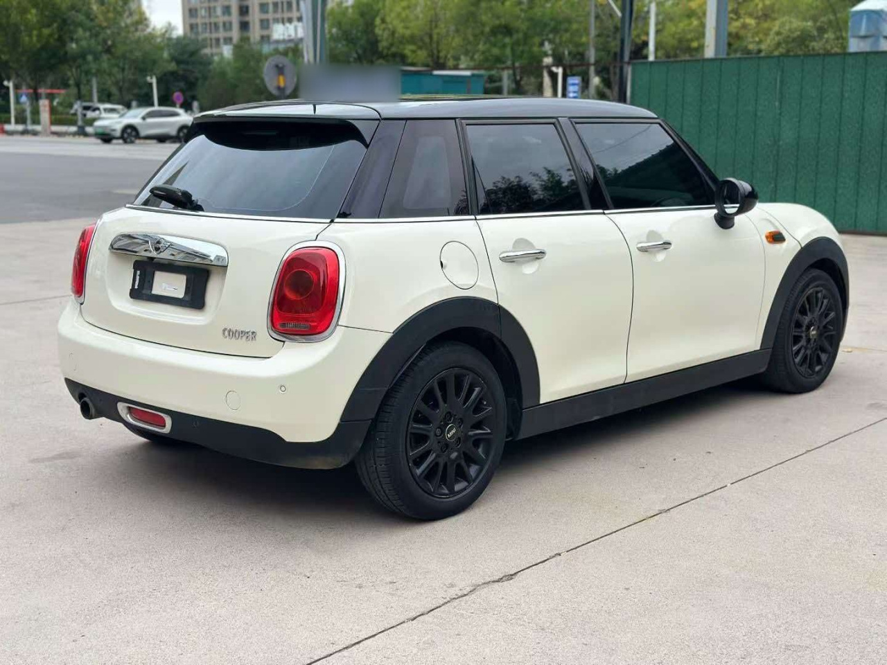 2016 1.5T COOPER 5-Door photo 4