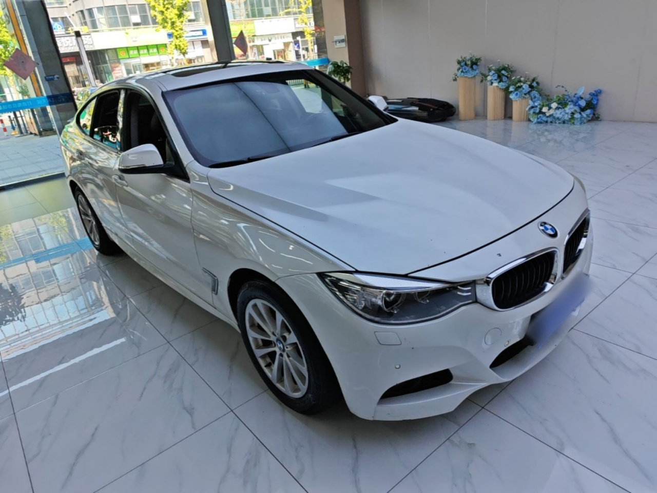 3 SeriesGT 2014 320i Leading photo 3
