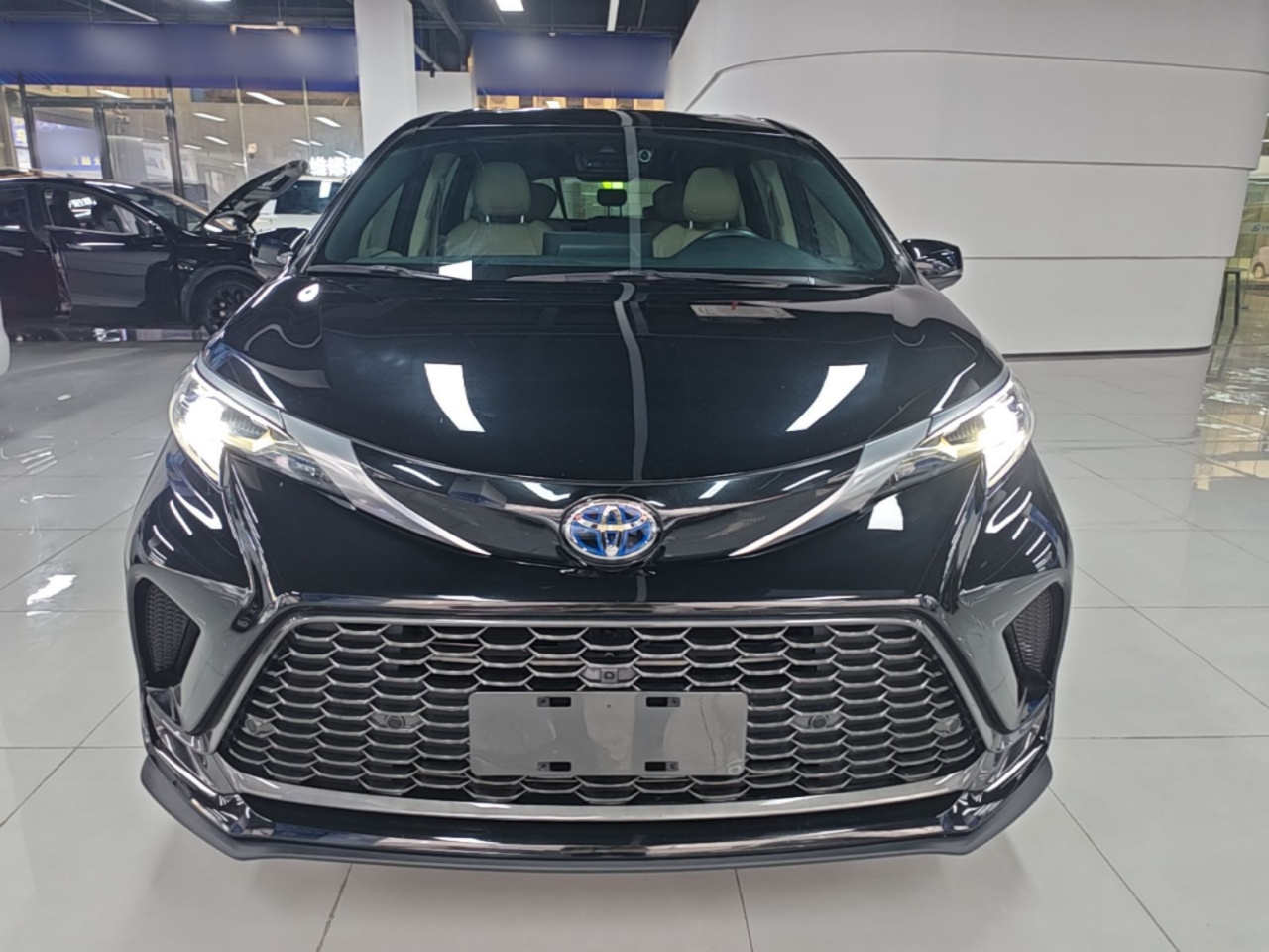 Granvia 2022 2.5L Hybrid photo 2