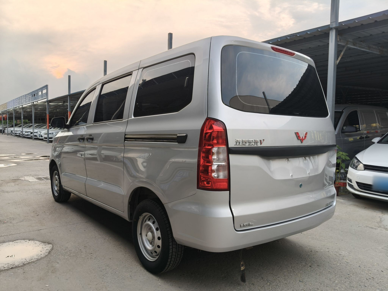 Wuling Hongguang V 2022 1.5L LAR photo 4
