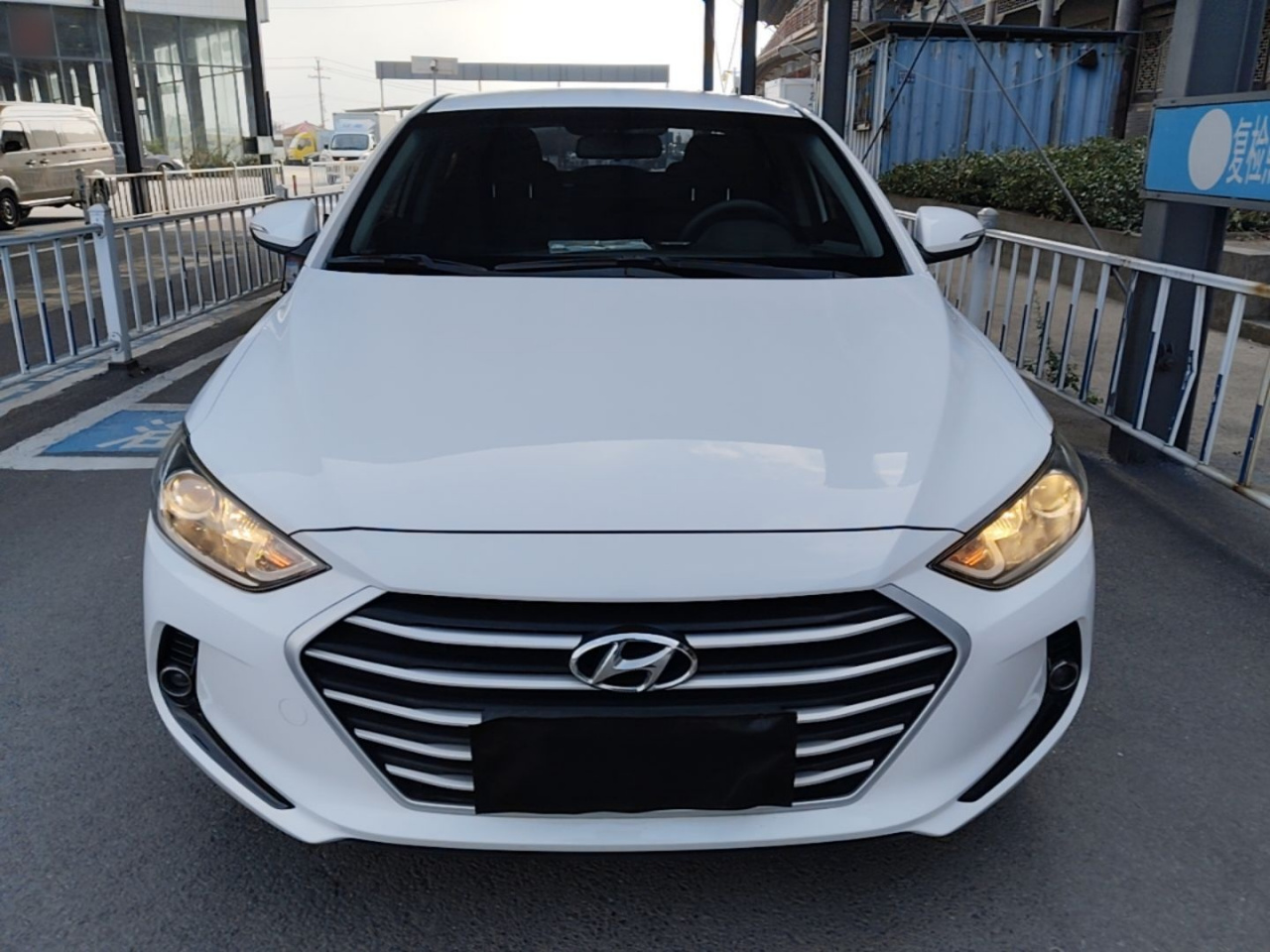 Elantra 2016 1.6L MT Smart photo 2