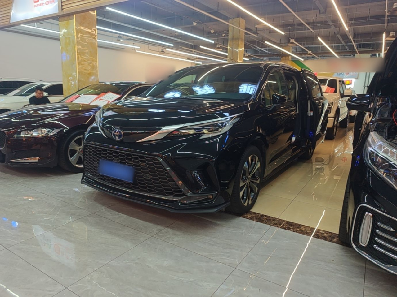 Granvia 2022 2.5L Hybrid Premium