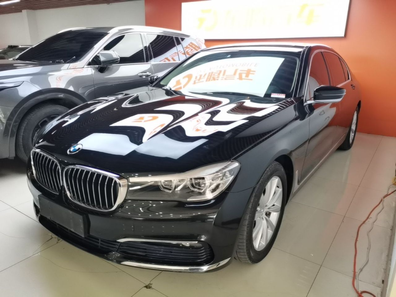 7 Series 2017 730Li Leading
