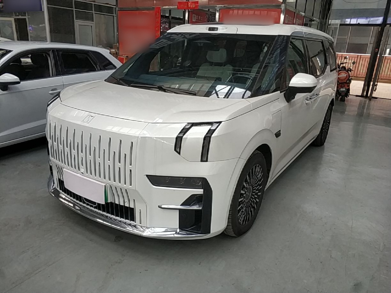 009 2024 6-Seater Executive AWD 108kWh