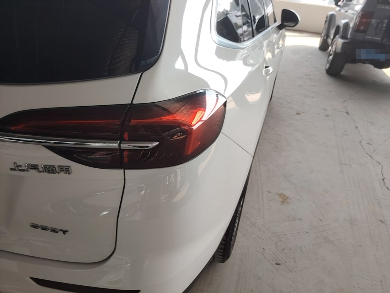2021 Envision Plus 652T 5-Seater Luxury photo 2
