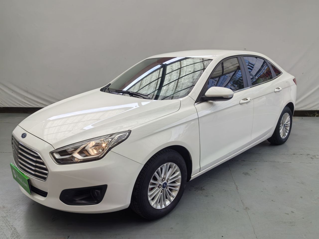Escort 2015 1.5L MT Comfort