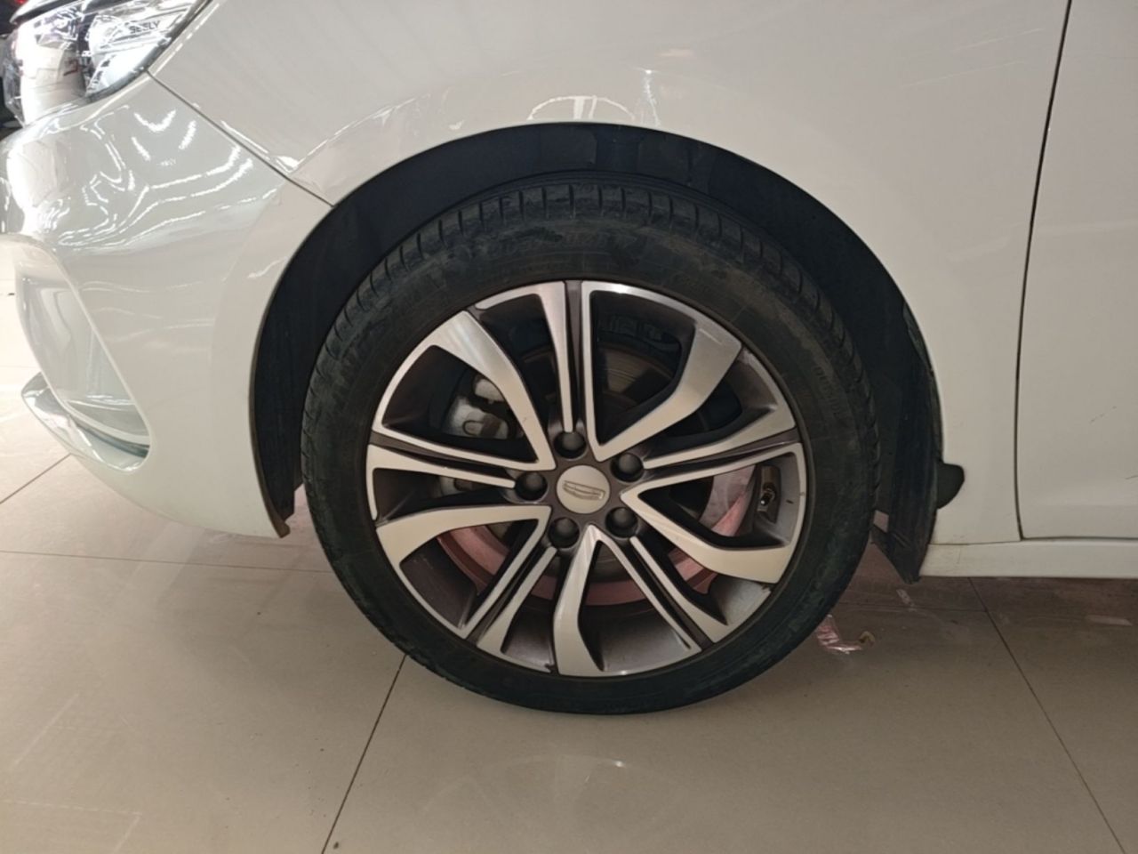 Emgrand GL 2019 1.4T CVT Premium Smart photo 3