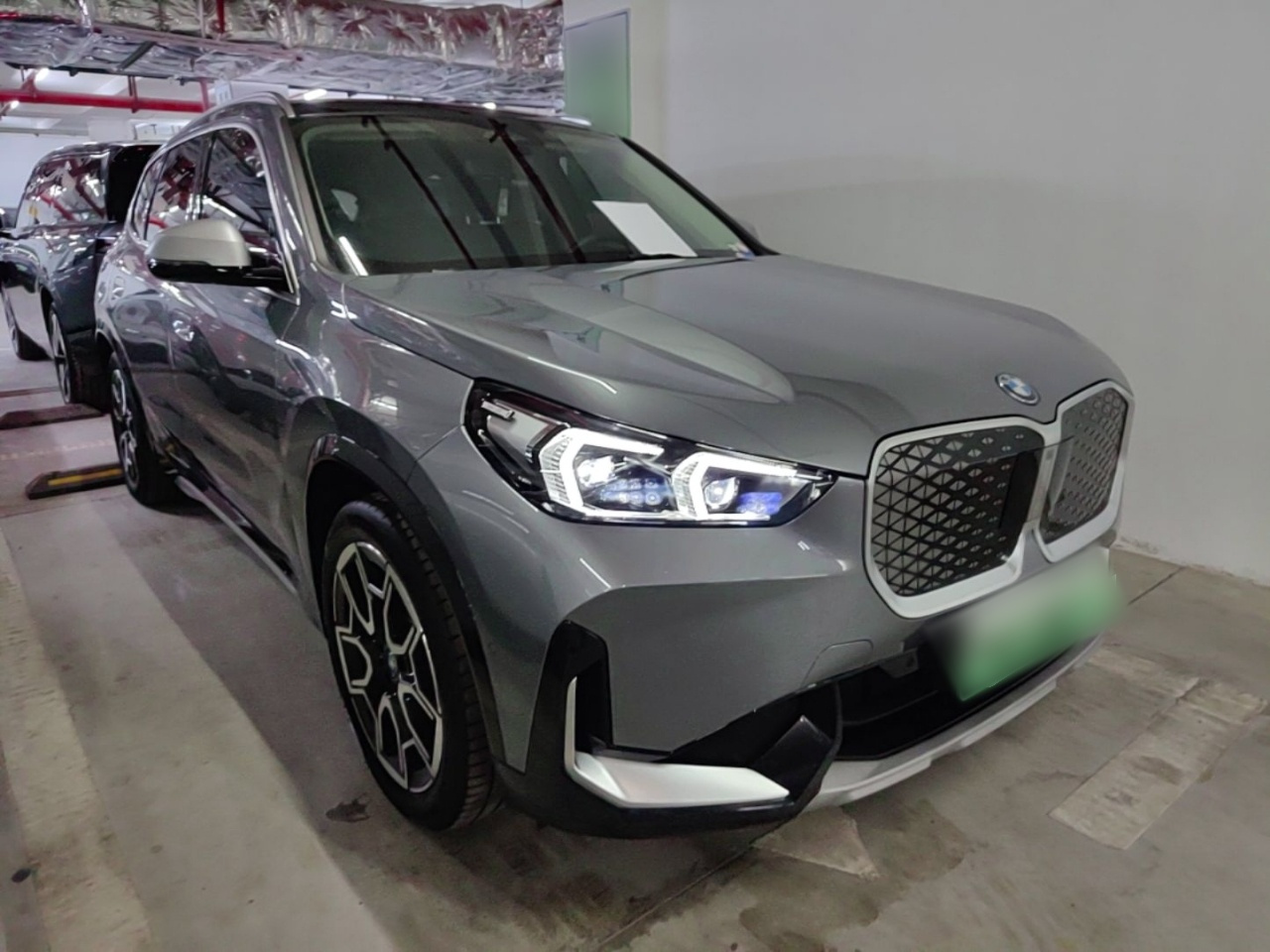 iX1 2023 xDrive30L X Design Package photo 3