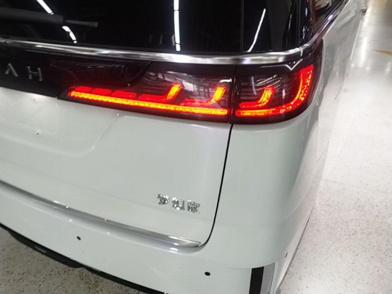 Voyah Dreamer 2024 PHEV Extended Range Premium photo 2