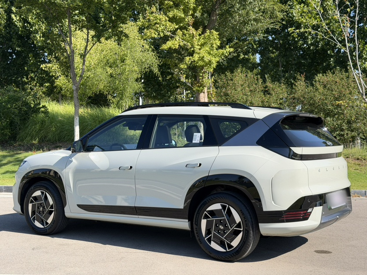 EO 2025 RWD TECH 64.2kWh photo 2