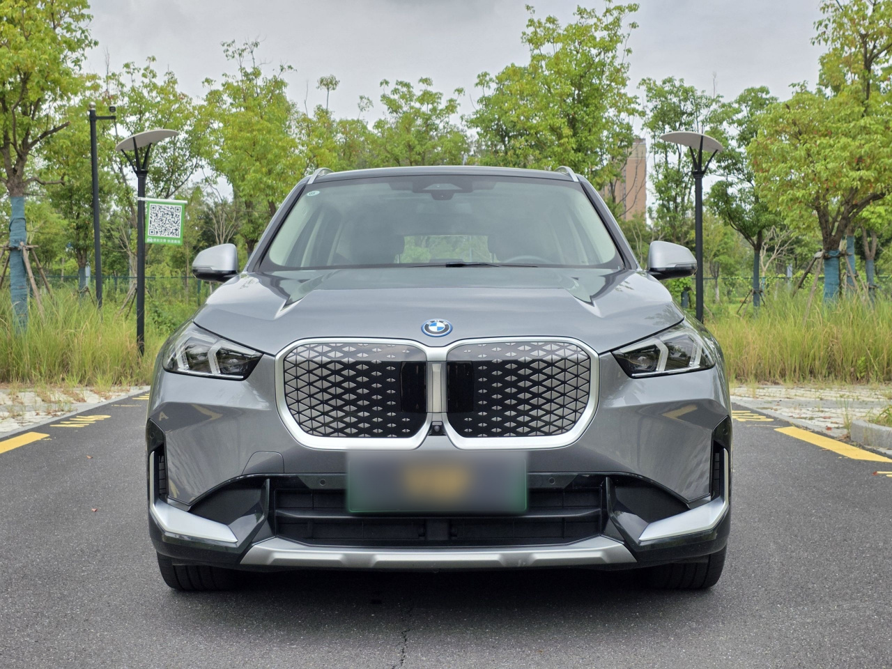 iX1 2023 xDrive30L X Design Package photo 2