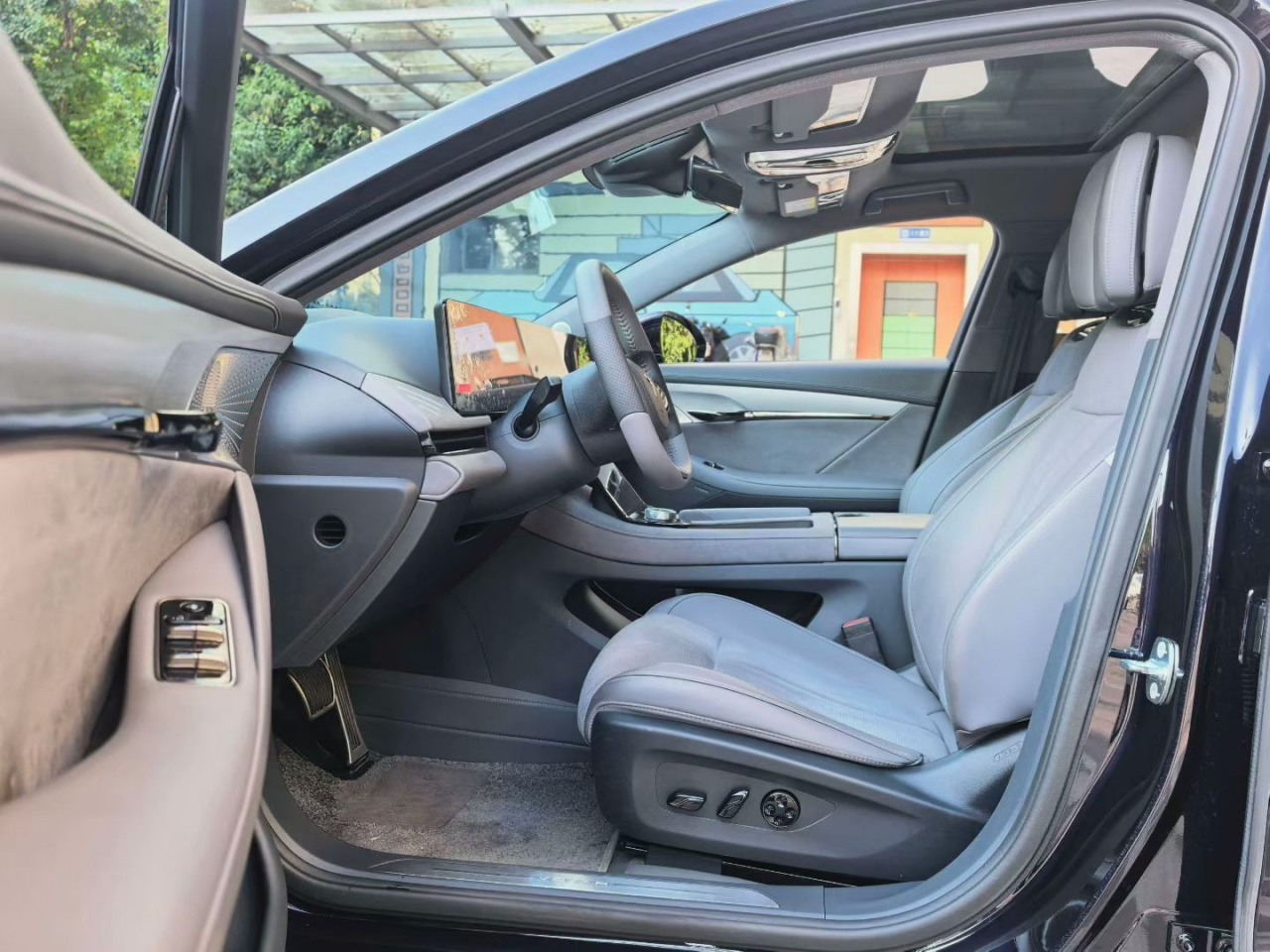 Voyah Passion 2024 PHEV AWD Extended Range Executive photo 4