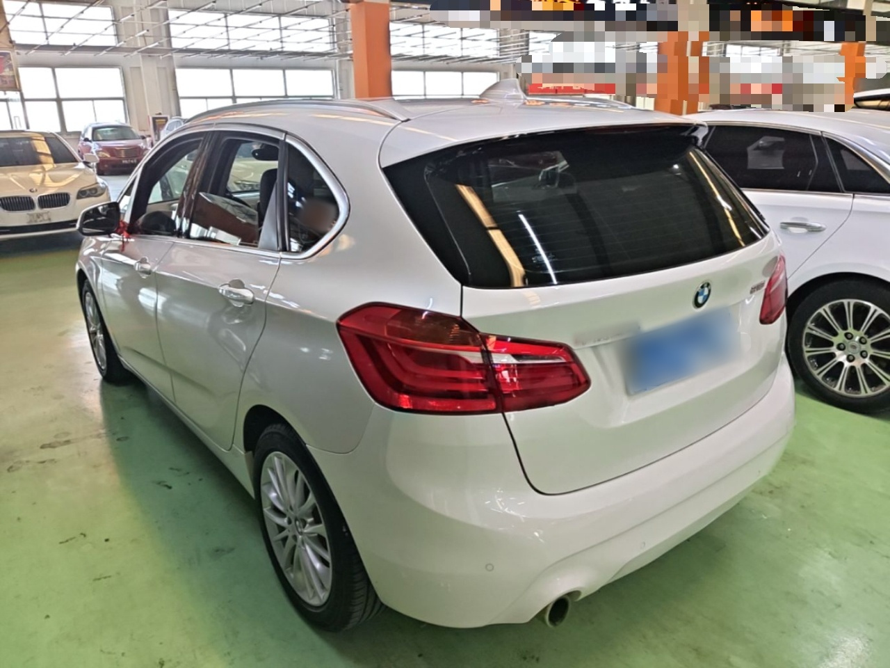 2 Series Wagon 2018 218i Leading photo 4