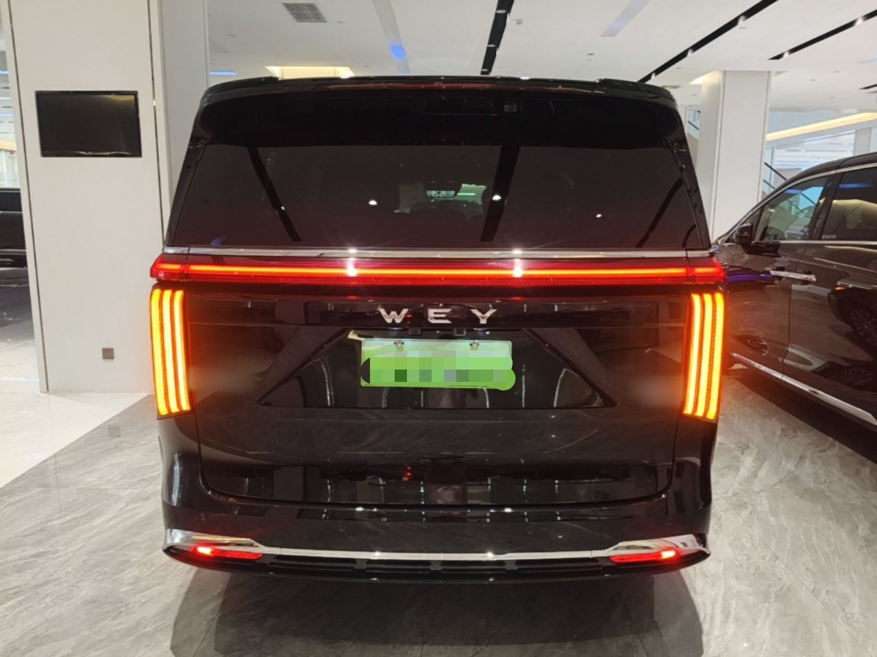 2025 AWD 8 photo 3
