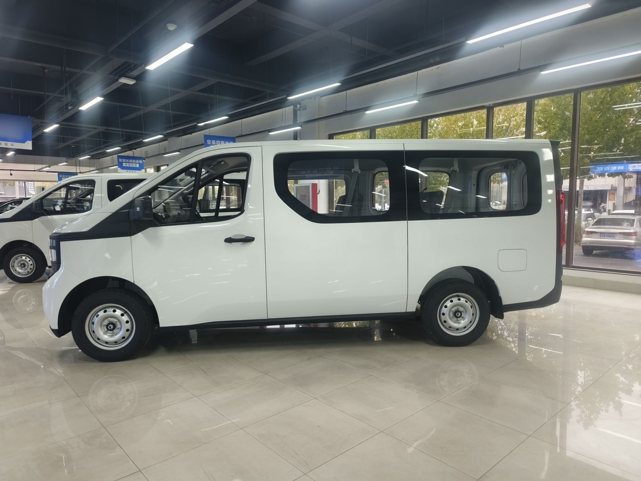 V919 2025 Honor 50kwh Short Wheelbase Elite 6-Seater photo 4