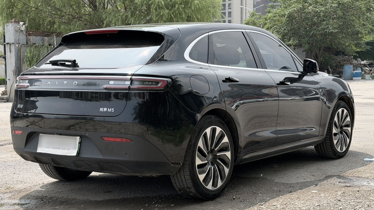 HIMA AITO M5 2022 EREV AWD photo 4
