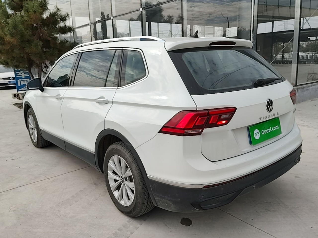 Tiguan L 2024 300TSI AT RWD photo 4