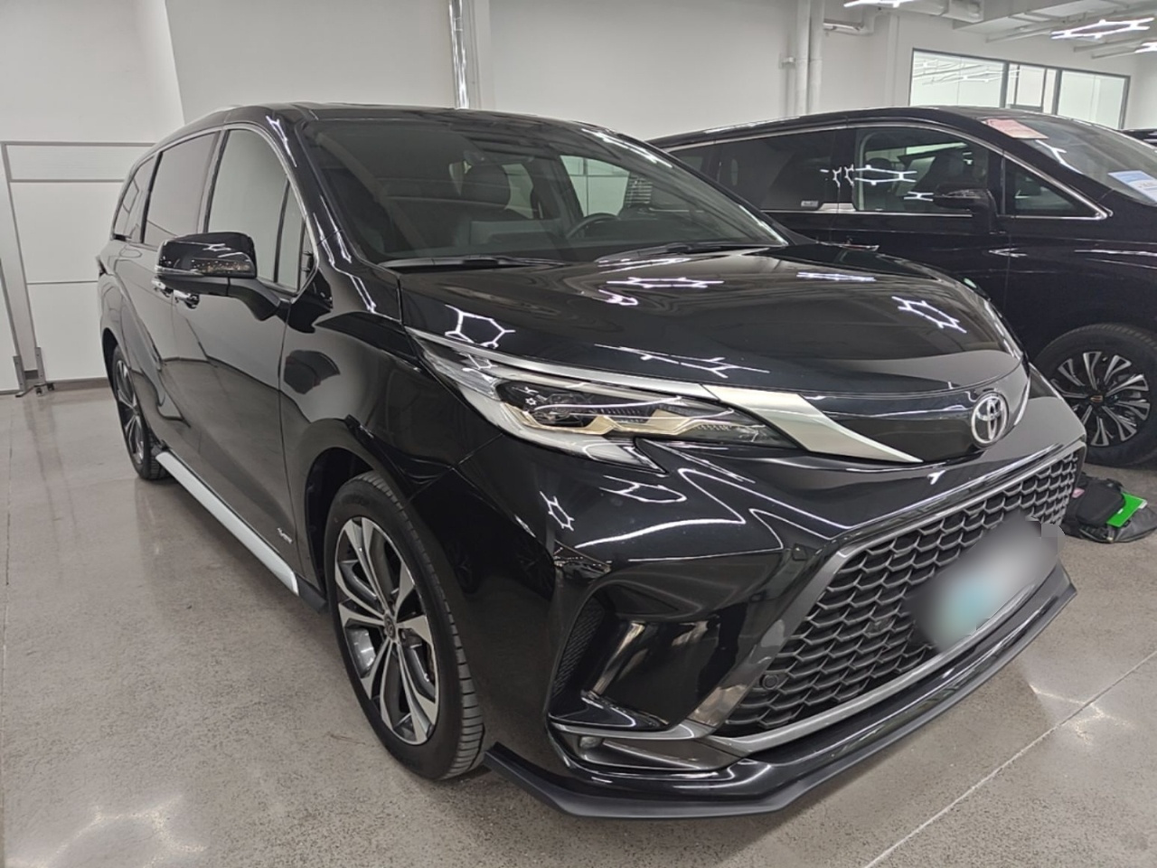 Granvia 2024 2.5L Hybrid Premium PLUS photo 3