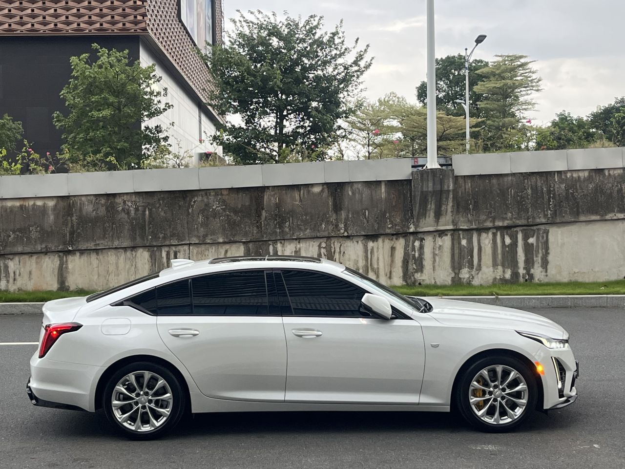 CT5 2023 28T Luxury Standard photo 3