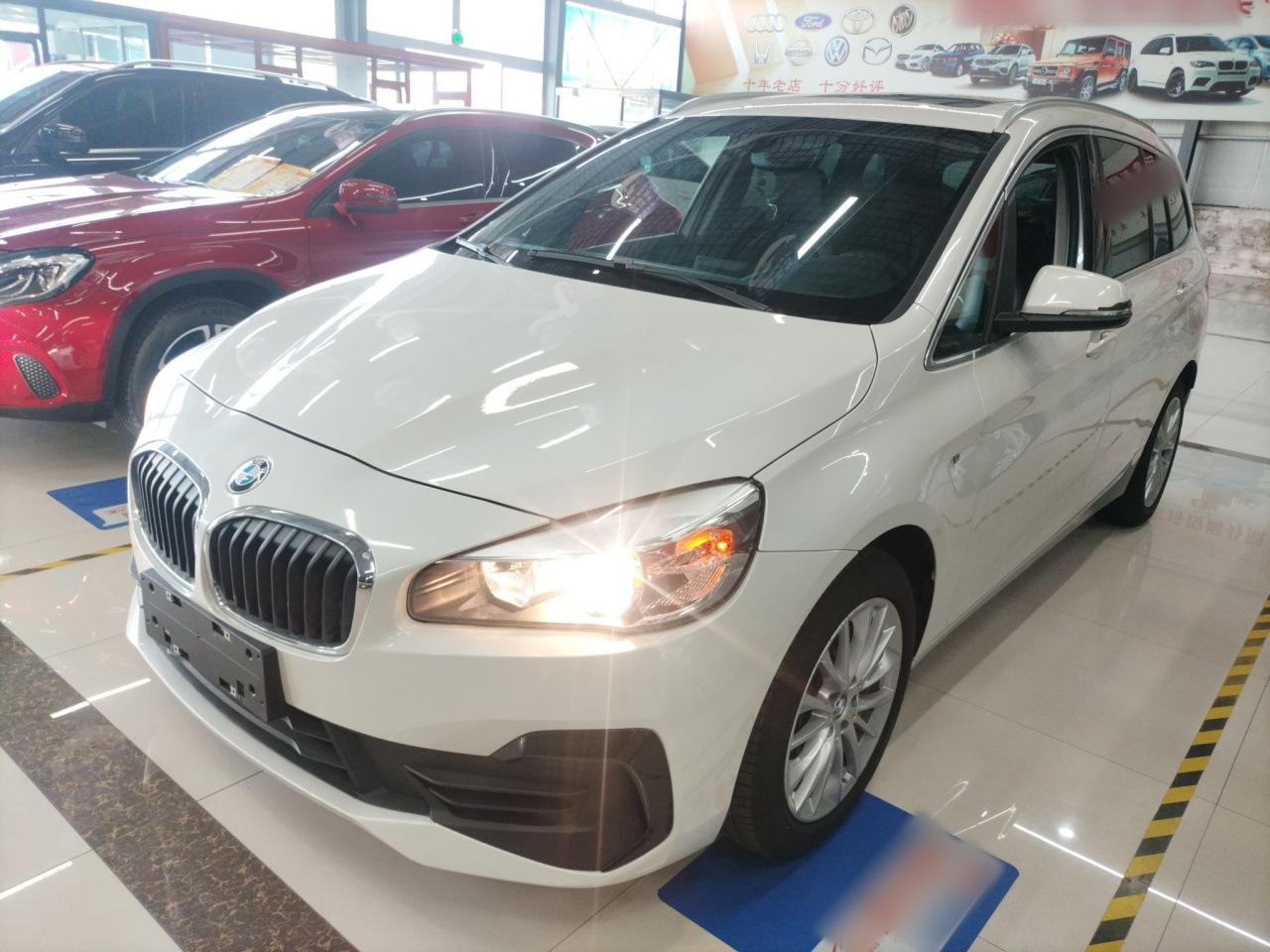 2 Series Wagon 2019 220i Leading