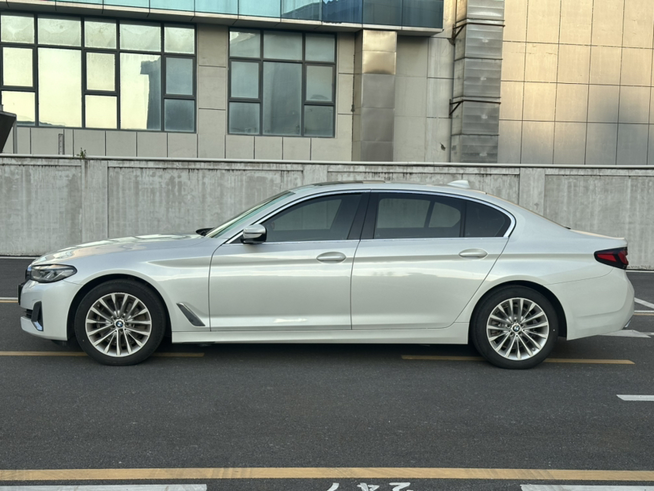 5 Series 2021 525Li Luxury photo 4