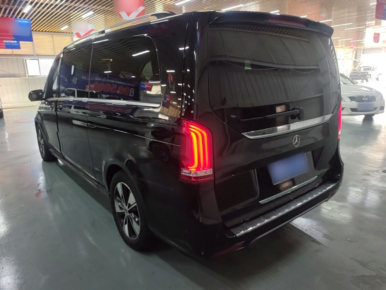 V-Class 2020 V 260 L Long Wheelbase Luxury photo 4
