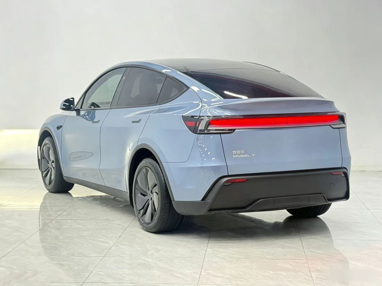 Model Y 2025 RWD photo 4
