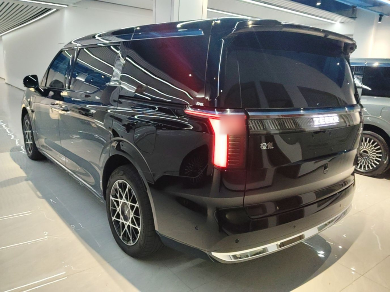 009 2024 6-Seater Executive AWD 108kWh photo 4