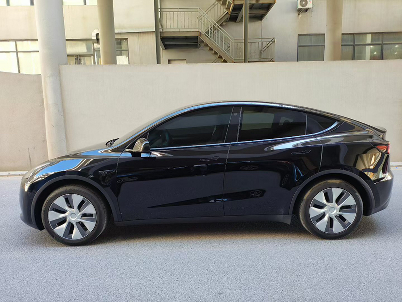 Model Y 2022 Facelift RWD photo 3