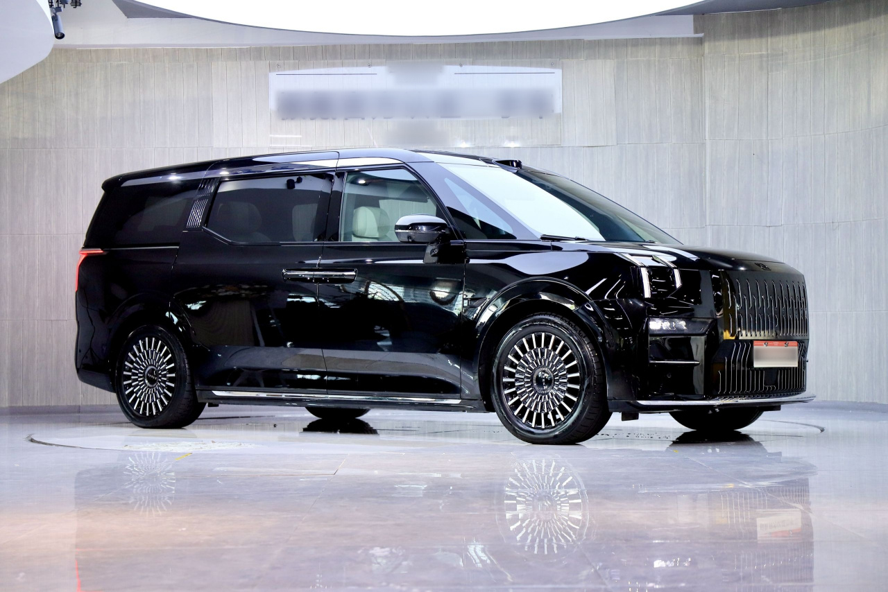 009 2024 6-Seater Executive AWD 108kWh photo 3
